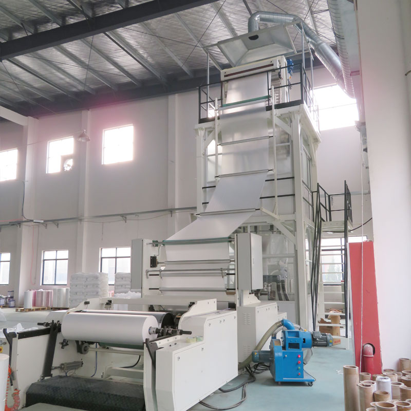 सिंगल लेयर एचडीपीई ब्लो फिल्म मशीन प्लास्टिक फिल्म उत्पादन को कैसे बदल देती है?
